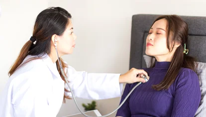 Doctor-Checking-Patient-mobile